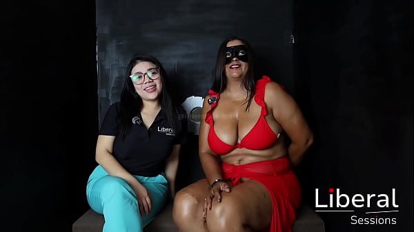 Milf de enormes tetas y gran culo en su primer glory hole