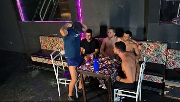 AMIGOS FAZEM SURUBA NO BAR DA CACHORRA