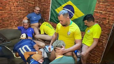 TORCEDORES E BEM DOTADOS NO SEXO DURANTE O INTERVALO DO JOGO DE FUTEBOL.