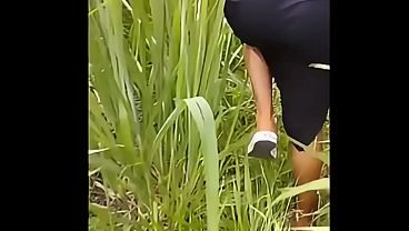 Comendo a vizinha de vestido em público na avenida