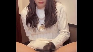 清楚系ニット女装が静かにオナニーする動画