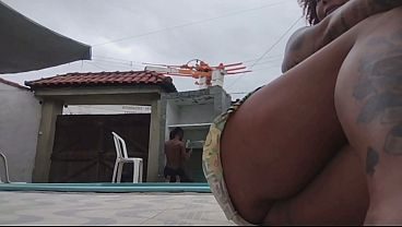 Puta se exibindo para os funcionários da rede energia elétrica acaba gozando de tanto tesão