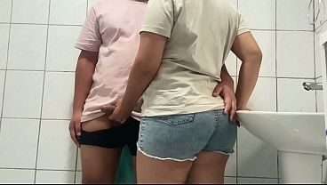 La vecina se cruza al patrio de mi casa free