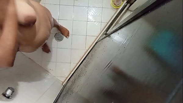 Mi cuñada en la ducha