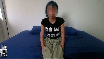 Hermosa jovencita de cabello azul folla hasta obtener semen en la carita
