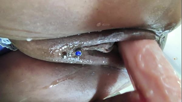 Buceta molhadinha com a rola toda lá dentro até gozar mijando