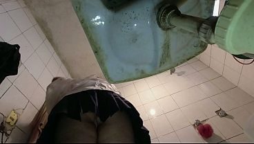 señor pervertido se mete al baño cuando me estaba quitando el uniforme de la escuela, Me gusta sentirme observada