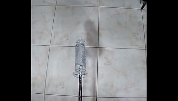 Femboy Masked Big Ass com seu dildo enorme de 27cm entrando completamente no cuzinho
