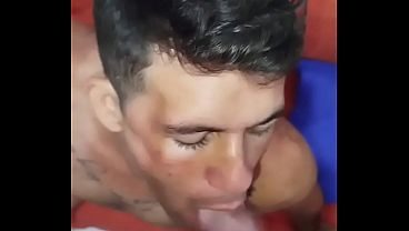 Fui comprar pão e esse Twink tava voltando da balada, mandei o papo e acabei comendo ate leitar