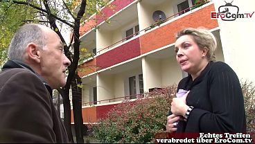 Deutsche große Hausfrau auf der Straße vom Opa angesprochen und gefickt