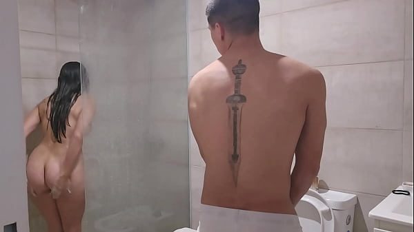 Le escondo la toalla a mi hermanastra solo como pretexto para cojerla rico
