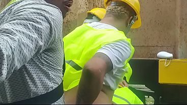 OS OPERÁRIOS PEGARAM PESADO NA HORA DO ALMOÇO FIZERAM UMA SURUBA COM MUITO LEITE E FUDEÇÃO
