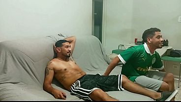Fui assistir o jogo na casa do meu vizinho