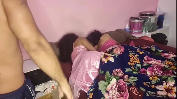 enteadas fofas recebendo visita do padrasto.