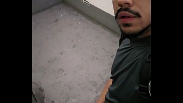 Mijando em banheiro público e tomando porra de macho