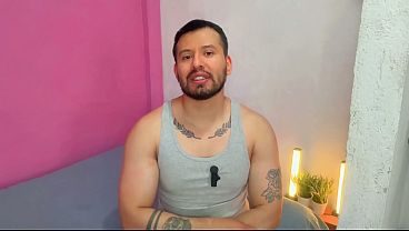 Capataz dotado de la finca rellena el culo de un pasivo culon a pelo! se lo folla en el suelo de los corrales de la finca! Relato sexual