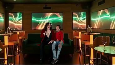 Cuando el club de Karaoke quedo casi vacio, masturbé al gerente mientras mi marido miraba