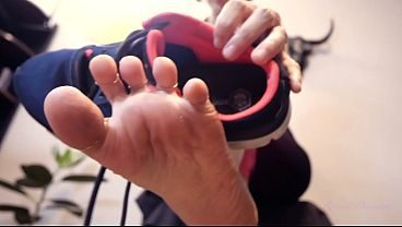 Jerk off on my trainers ITA