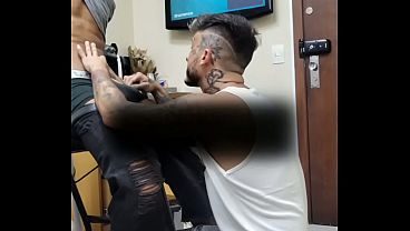 Ajoelhado medindo o local da tatuagem