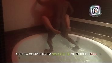 NEGÃO ME FUDEU NA HIDRO NO DIA DO MEU ANIVERSÁRIO ( MEU PRESENTE SURPRESA DO MEU MARIDO )