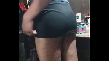 Gay usando minifalda con tanga