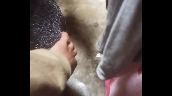 Madre soltera joven me deja entrar a su casa por dinero