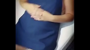 La chica de la limpieza resultó bien puta y me limpio la verga a mamadas en su primer día y se ganó un aumento
