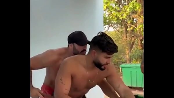 SENDO ARROMBADO POR DOIS DOTADOS